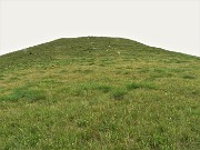 47 Dallo sperone roccioso con croce (1832 m) salgo per traccia su pratoni sulla cima del Monte Mincucco (2001 m)